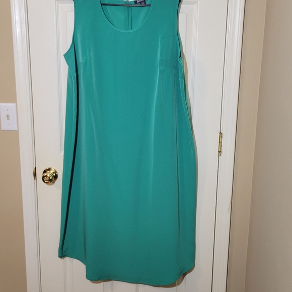 Women's plus size green two-piece jacket and dress set. - Picture 4 of 5